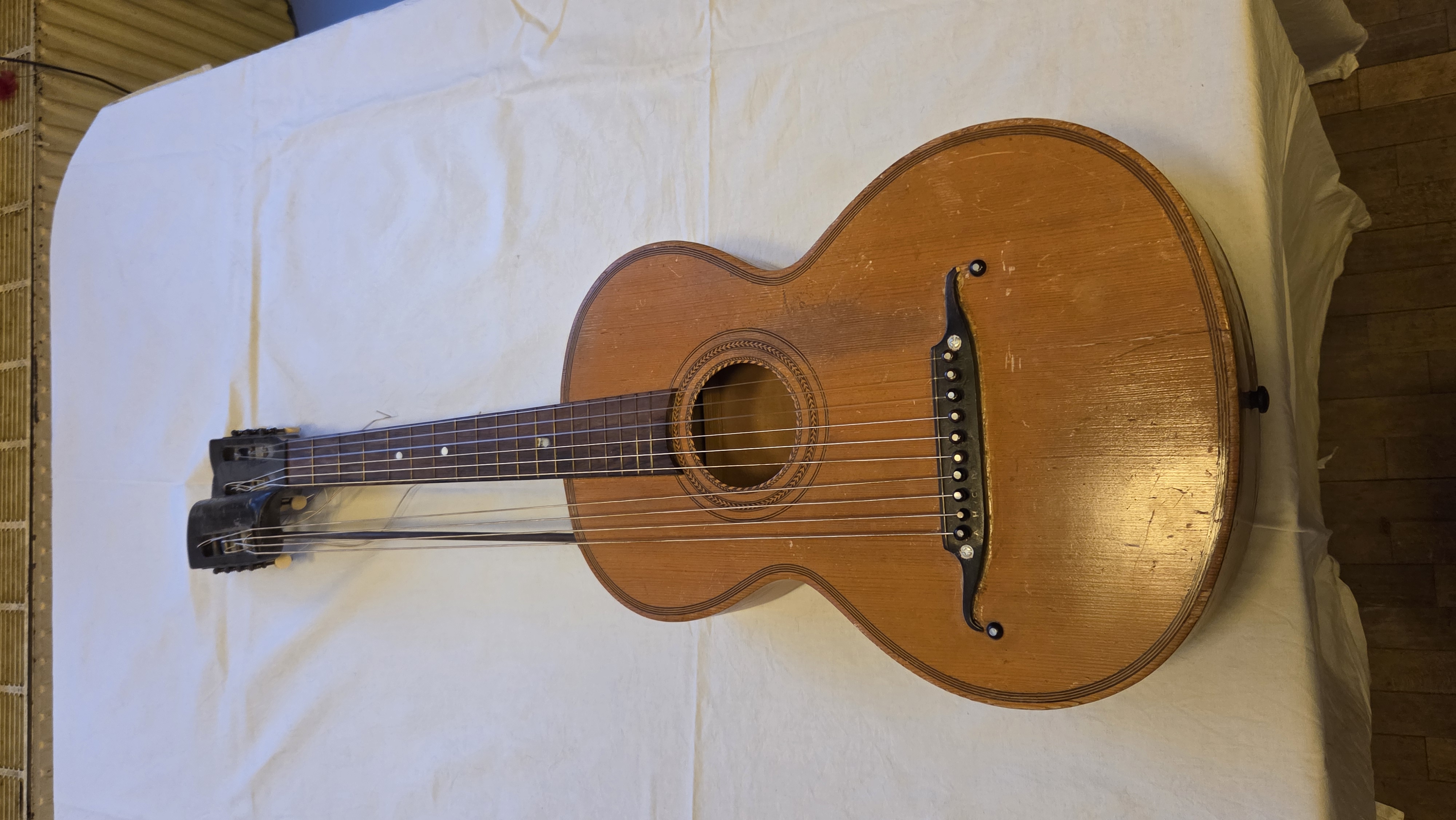 10saitige KONTRAGITARRE Bild