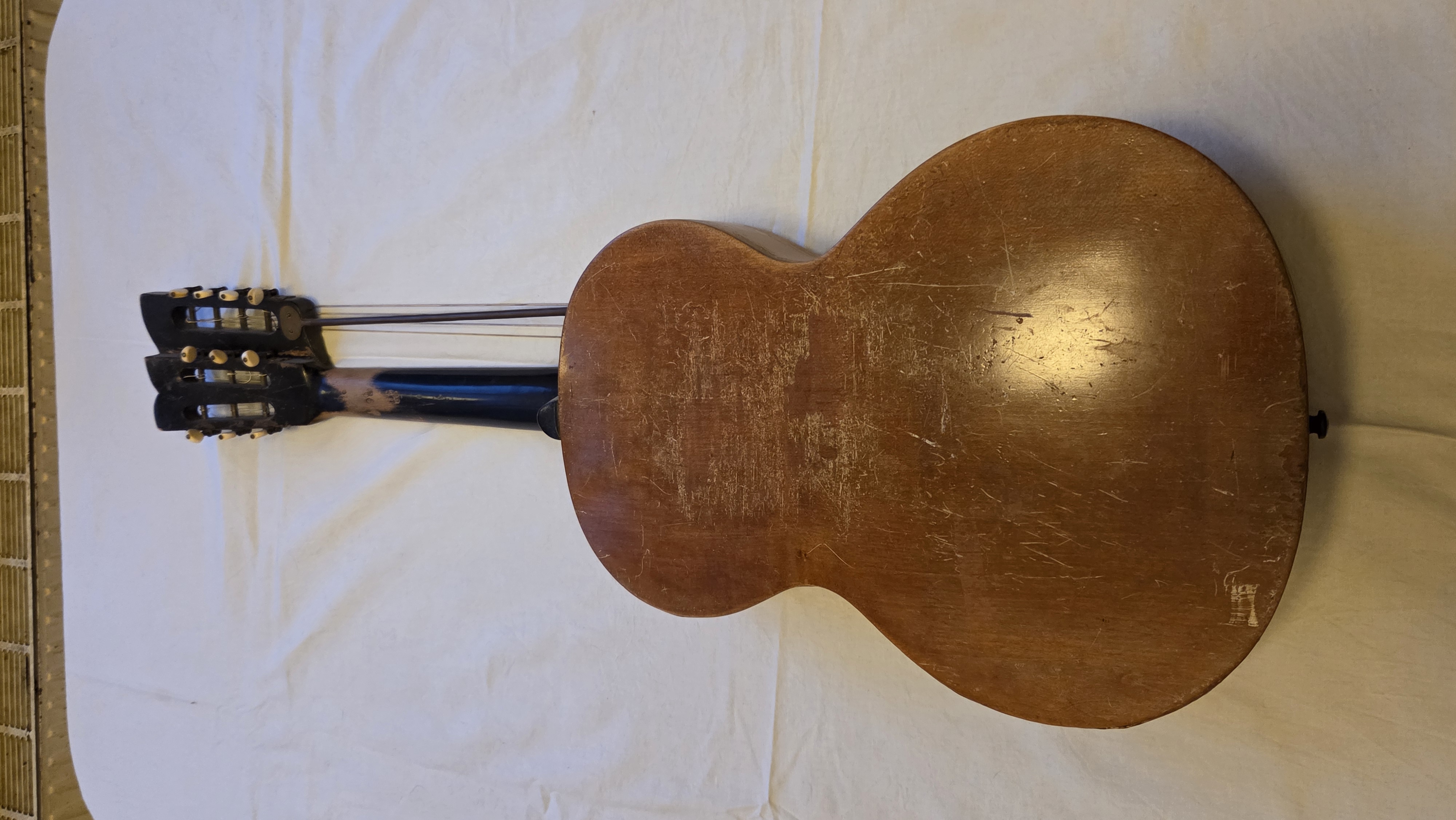 10saitige KONTRAGITARRE Bild