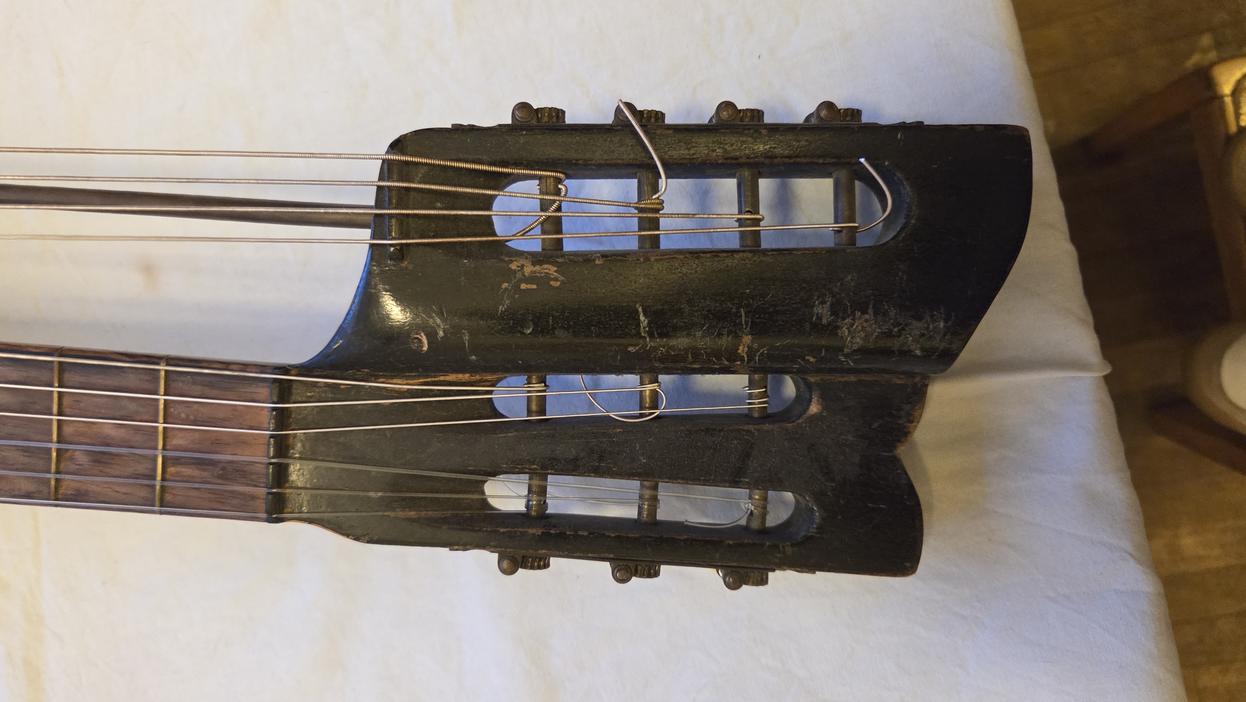 10saitige KONTRAGITARRE Bild