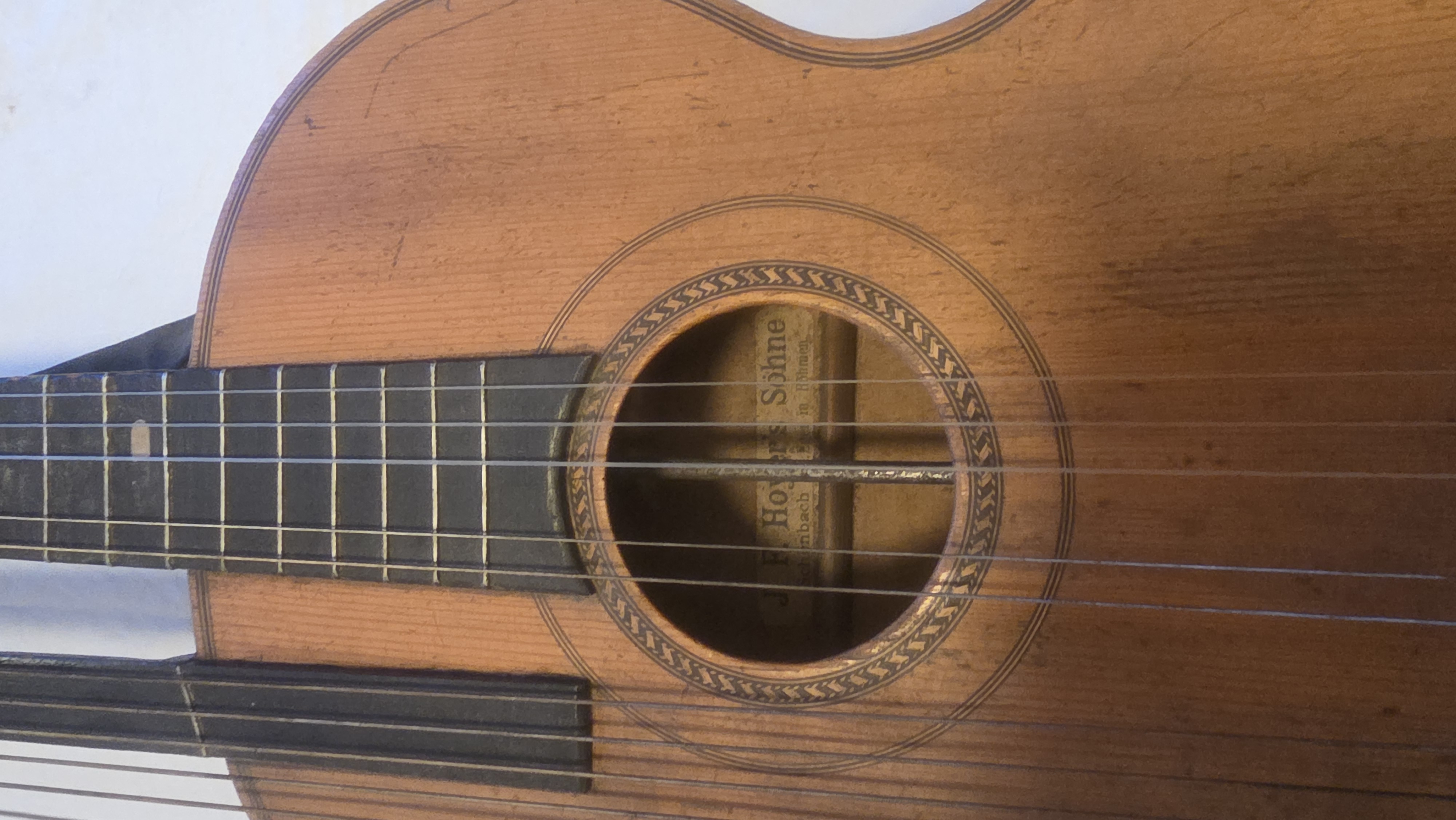 12SAITIGE KONTRAGITARRE Bild