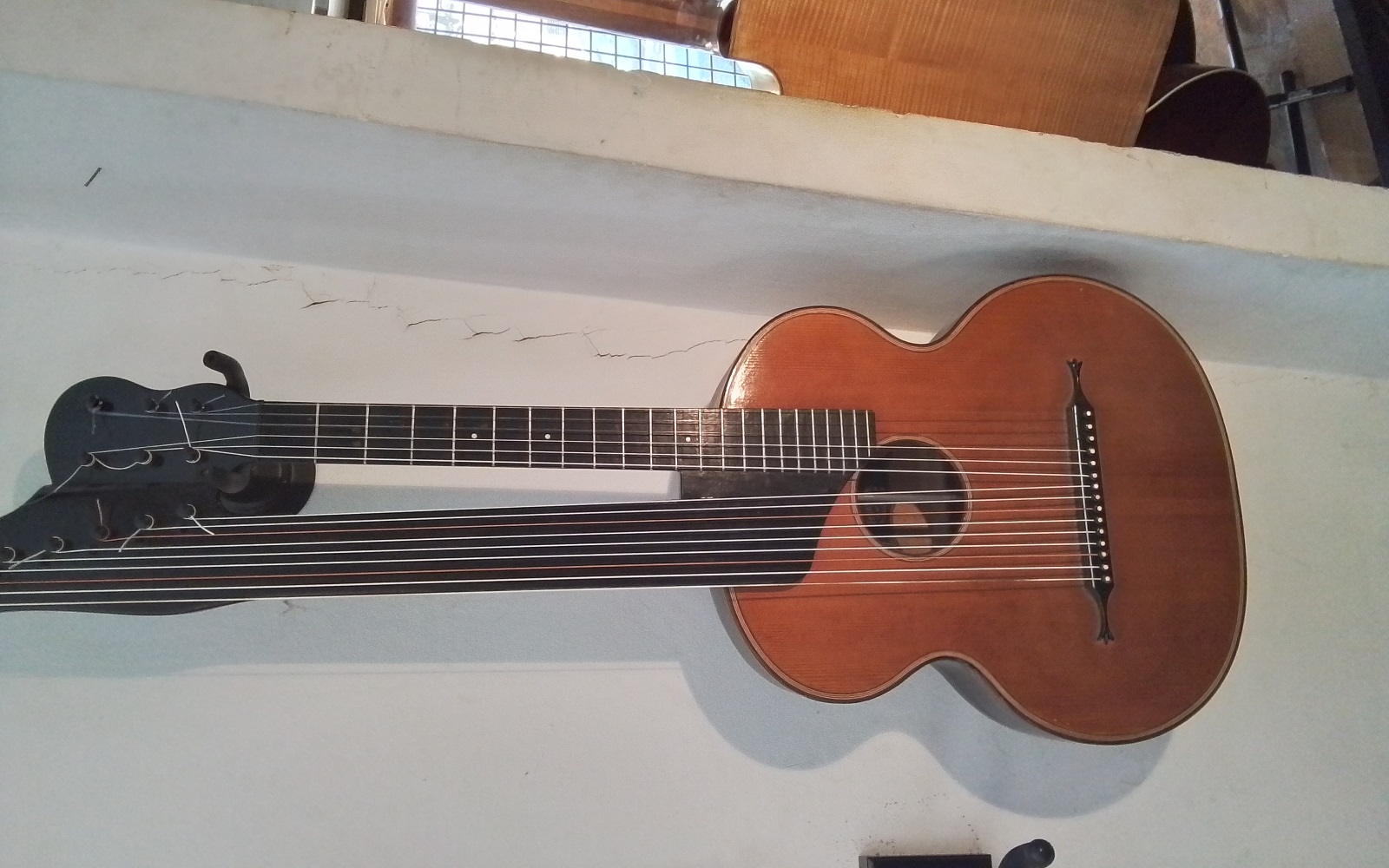 15saitige Kontragitarre Bild