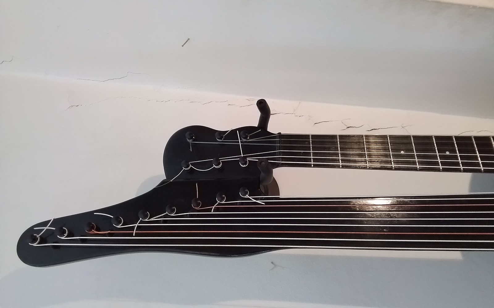 15saitige Kontragitarre Bild