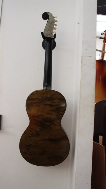 klassische Biedermeier Gitarre Bild