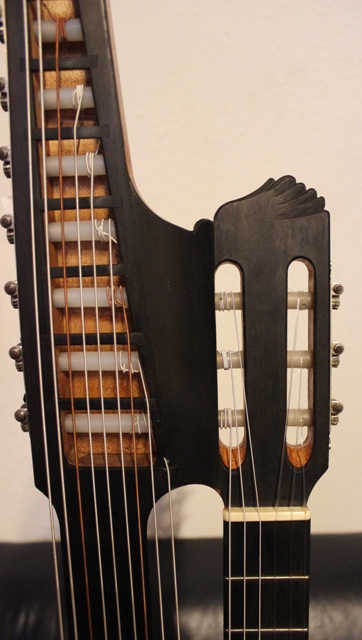 15 saitige Kontragitarre Bild