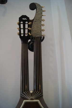 13 saitige Wiener Kontragitarre Bild