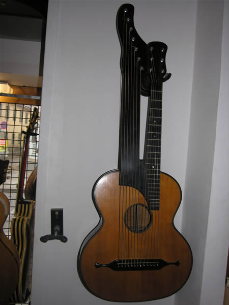 13 saitige Wiener Kontra-/Schrammelgitarre Bild