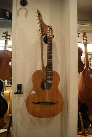 14 saitige Kontragitarre Bild