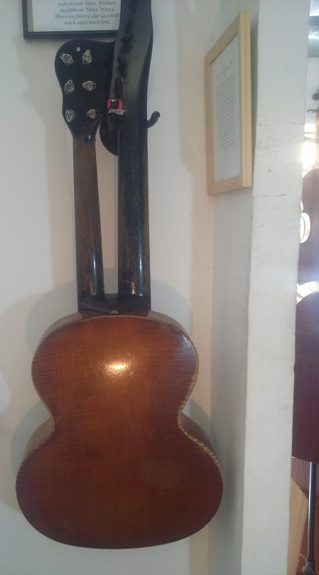 13 saitige Kontragitarre Ludwig Reisinger Bild