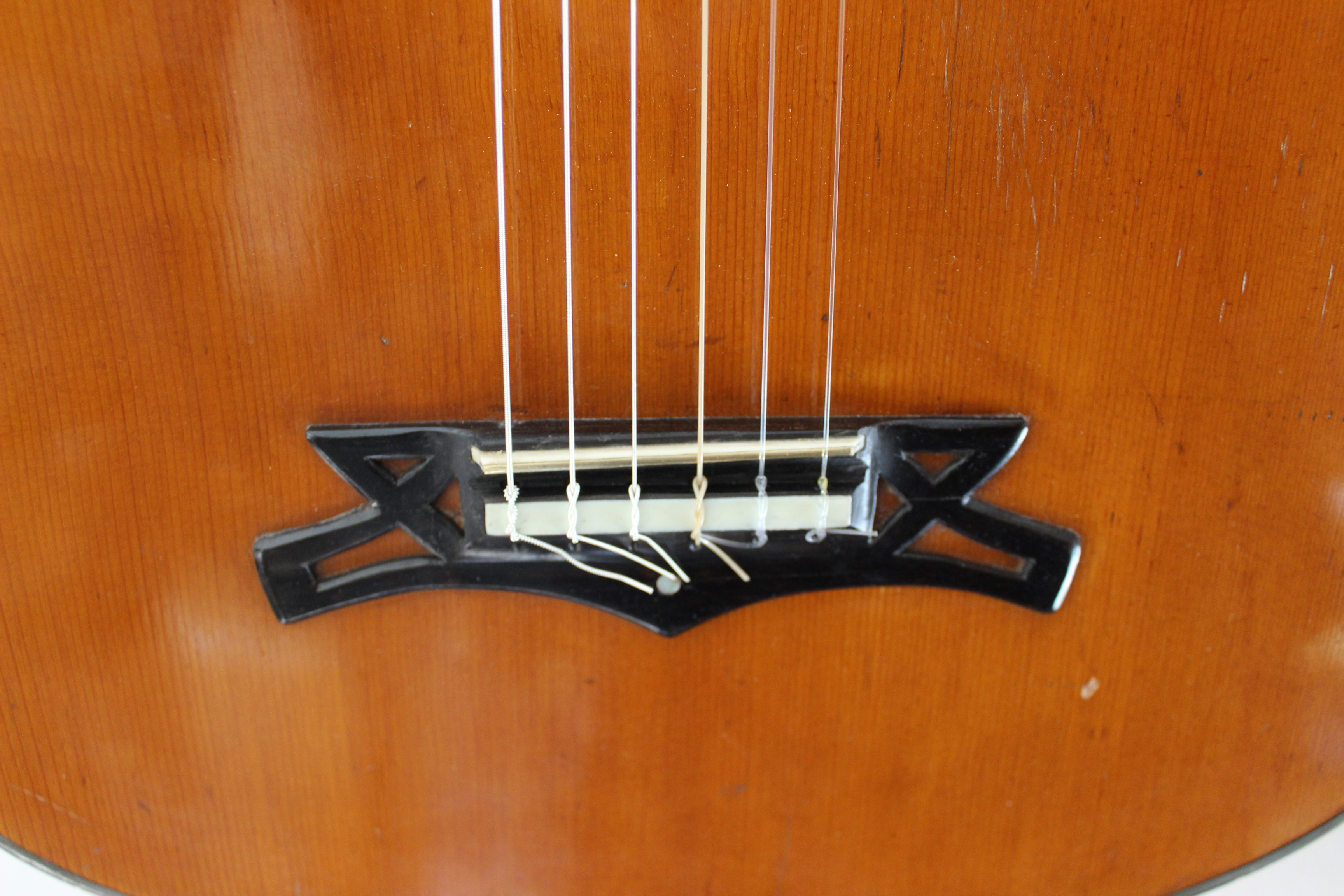 handgebaute Konzertgitarre Bild
