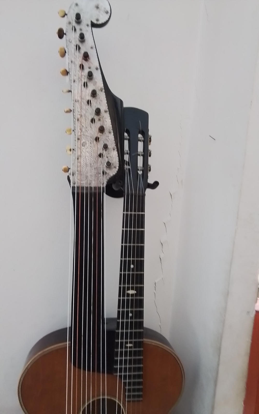 15 saitige Kontragitarre Bild